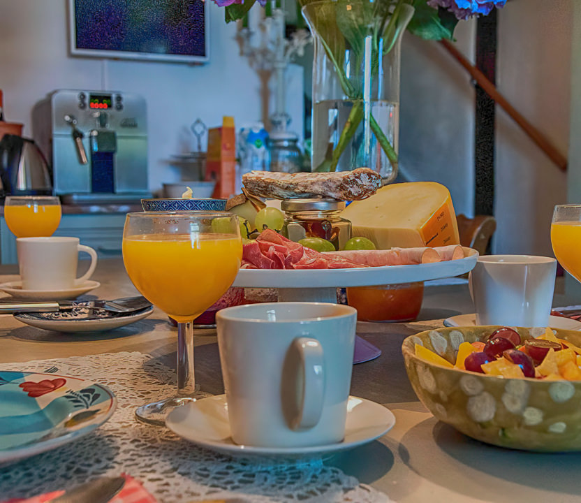 Lekker ontbijtje met verse sinaasappelsap en broodjes bij Puur Teuven